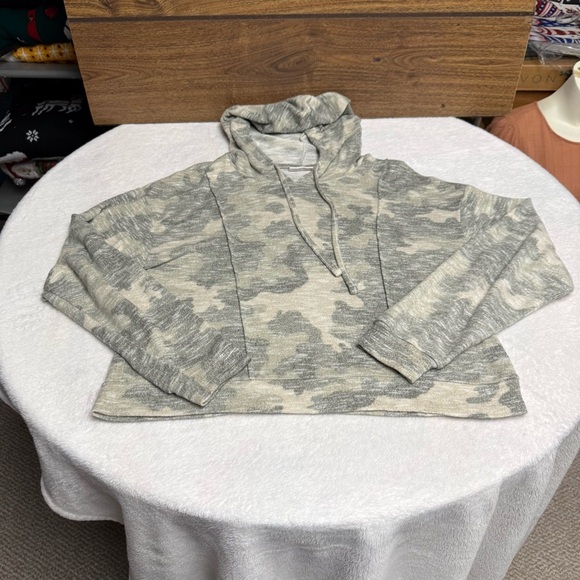 SO size medium Women's Green Camo Hoodie Sweater - Picture 2 of 7